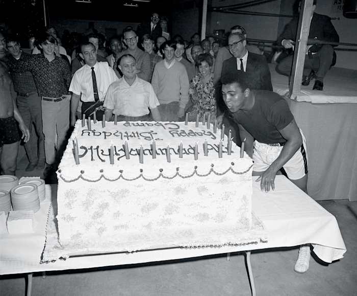 1967-Muhammad-Ali-Cassius-Clay-birthday-cake.jpg